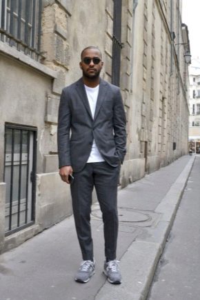 How to pair and wear men's pants with sneakers?