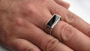 Δαχτυλίδι μεσαίου δακτύλου ενός άντρα: τι σημαίνει και ποιος το φοράει;