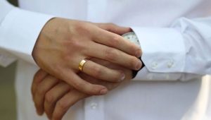 On which hand do men wear a wedding ring?