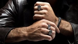 How do men wear rings?