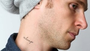 Επισκόπηση του τατουάζ των ανδρών στο λαιμό με τη μορφή επιγραφών