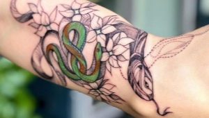 Ανασκόπηση του τατουάζ των ανδρών με φίδια στο χέρι