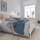 Кревет у скандинавском стилу у унутрашњости спаваће собе