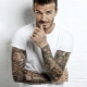 Μαύρο και άσπρο τατουάζ για άνδρες με τη μορφή μανικιού